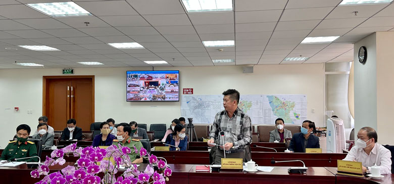 Giám đốc Sở Giao thông Vận tải Lâm Đồng Trương Hữu Hiệp báo cáo về tình hình phòng chống dịch trong vận tải hàng hóa
