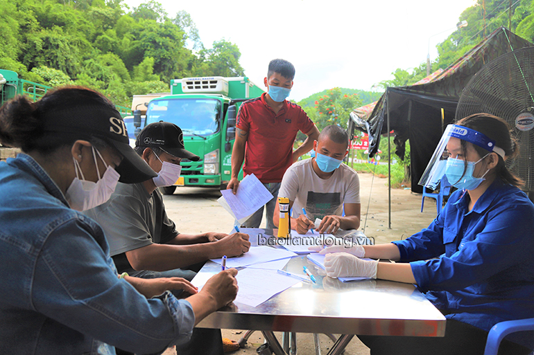 Lực lượng thanh niên tình nguyện huyện Đạ Huoai tham gia làm nhiệm vụ phòng chống dịch tại chốt đèo Chuối. Ảnh: Khánh Phúc