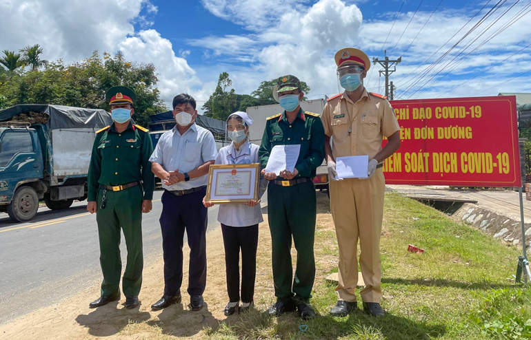 UBND huyện Đơn Dương tặng giấy khen và phần thưởng cho thành viên chốt kiểm soát dịch D’ran