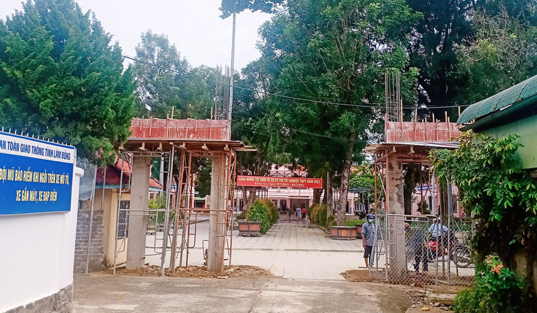 Cổng Trường THCS Nguyễn Văn Trỗi, Đạ Tẻh đang được thi công nâng cấp