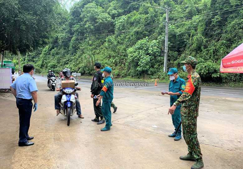 Lực lượng chức năng kiểm soát tại làn lưu thông của xe máy vào chốt số 1 đèo Chuối. Ảnh: Khánh Phúc