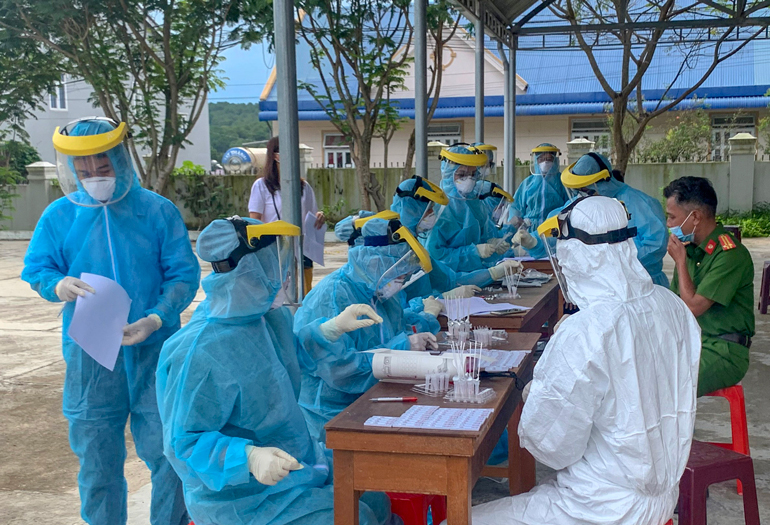 Đơn Dương xét nghiệm SARS-CoV-2 cho toàn thể cán bộ, công chức, viên chức làm việc tại Huyện uỷ, UBND huyện
