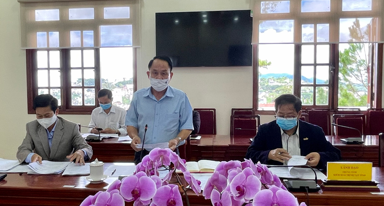 Ông Trịnh Văn Quyết – Phó Giám đốc Sở Y tế Lâm Đồng trình bày dự thảo triển khai chiến dịch tiêm vắc xin phòng bệnh Covid-19 năm 2021-2022 trên địa bàn tỉnh Lâm Đồng 