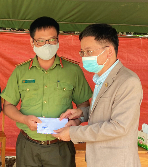 Ông Nguyễn Khắc Trà trao tặng lực lượng chốt kiểm dịch xã Đạ Chais 10 triệu đồng