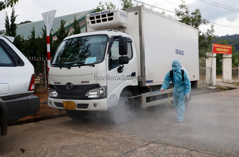 Phun khử khuẩn xe tải chở hàng tại chốt kiểm dịch