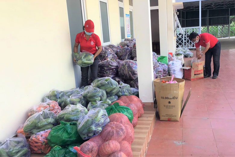 Hội Chữ thập đỏ huyện Di Linh tiếp nhận nông sản từ người dân địa phương đóng góp, tiếp sức cho các vùng dịch