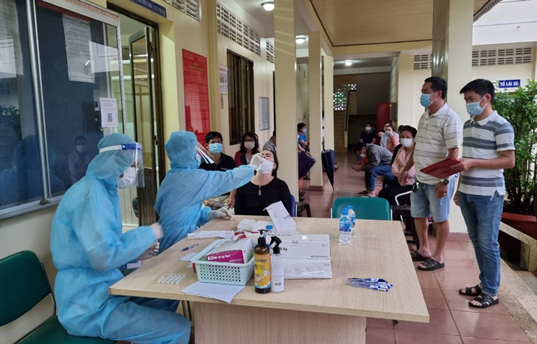Trung tâm Y tế thành phố Bảo Lộc thực hiện xét nghiệm tầm soát Covid-19 tại Công ty ĐHĐ