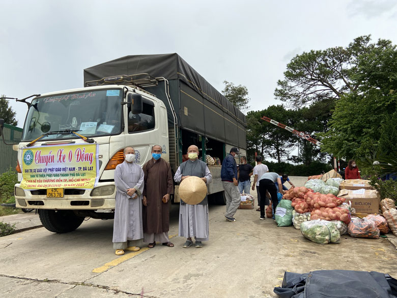 Chuyến xe 0 đồng của Ban Trị sự Giáo hội Phật giáo Việt Nam TP Đà Lạt hướng về đồng bào tâm dịch phương Nam