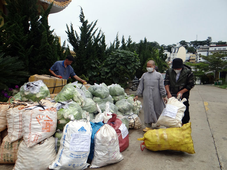 Các phật tử Đà Lạt đóng hàng thực phẩm cho chùa để chuyển đến bà con tâm dịch TP Hồ Chí Minh