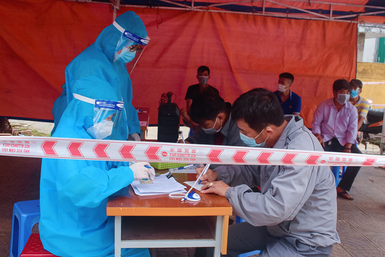 Các tài xế đăng ký xét nghiệm nhanh SARS-CoV-2 tại Trạm Y tế xã Hiệp Thạnh vào chiều 19/7