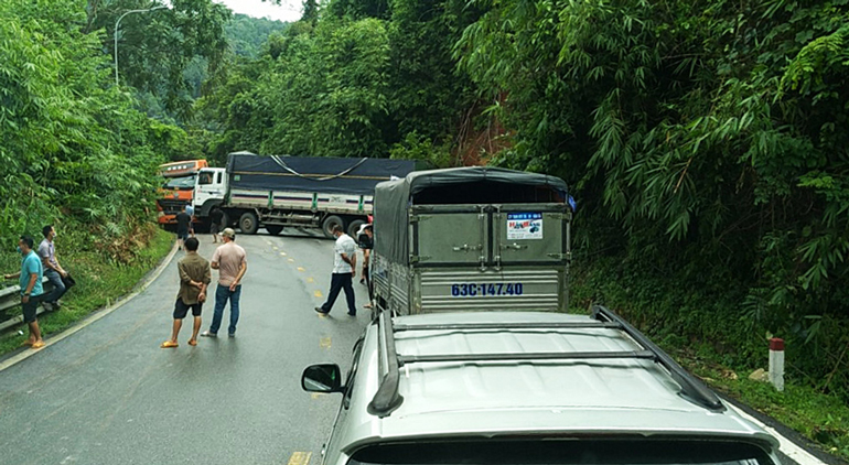 Hiện trường vụ tai nạn khiến xe tải chắn ngang đèo Bảo Lộc làm giao thông ách tắc cả hai chiều 