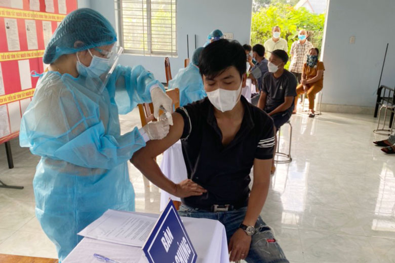 Cán bộ Trung tâm Y tế huyện Cát Tiên thực hiện tiêm phòng vắc xin phòng Covid-19 cho lái xe, phụ xe trên địa bàn huyện