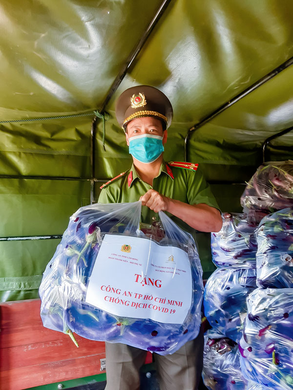 Đoàn Thanh niên Công an tỉnh Lâm Đồng ủng hộ 17,5 tấn rau củ quả cho Công an TP HCM