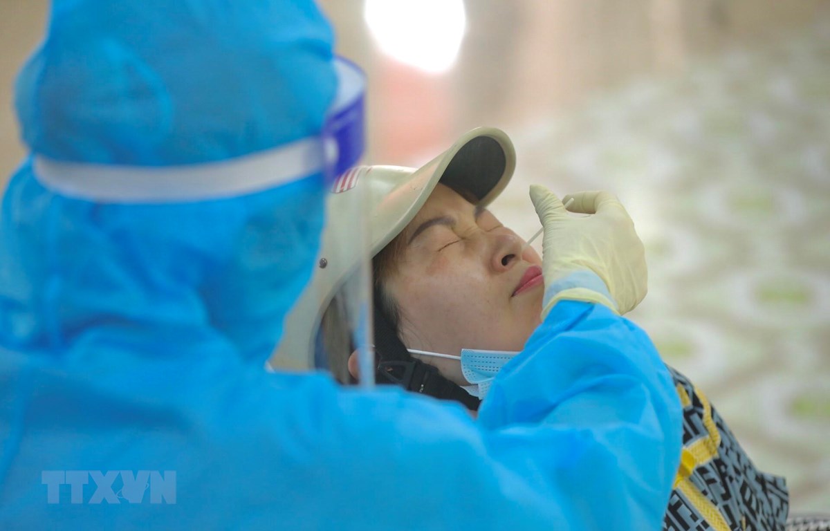 Nhân viên y tế huyện Thanh Trì (hà Nội) lấy mẫu xét nghiệm COVID-19 cho người dân. 