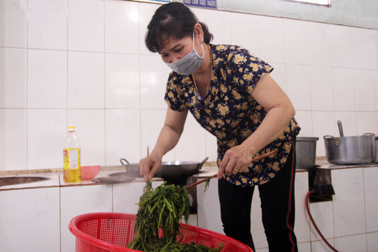 Giáo viên, nhân viên Trường Tiểu học Võ Thị Sáu tham gia nấu ăn cho khu cách ly