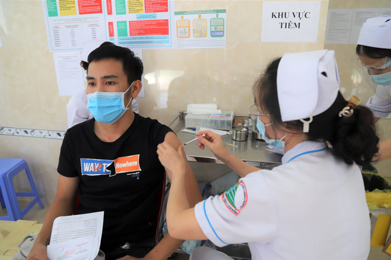 Bệnh viện II Lâm Đồng tiến hành tiêm vắc xin phòng Covid-19 đợt 6 cho các đối tượng ưu tiên vào sáng 11/8