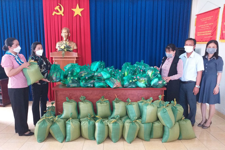 Hội LHPN tỉnh trao các phần quà cho Hội LHPN huyện Đức Trọng và Đơn Dương để hỗ trợ cho hội viên phụ nữ khó khăn trên địa bàn huyện