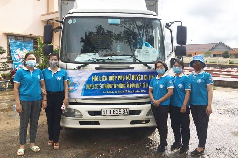 Chuyến xe yêu thương của Hội LHPN huyện Di Linh chở hơn 8 tấn rau, củ, quả và 1 tấn gạo ủng hộ thành phố Dĩ An (tỉnh Bình Dương) ngày 24/9