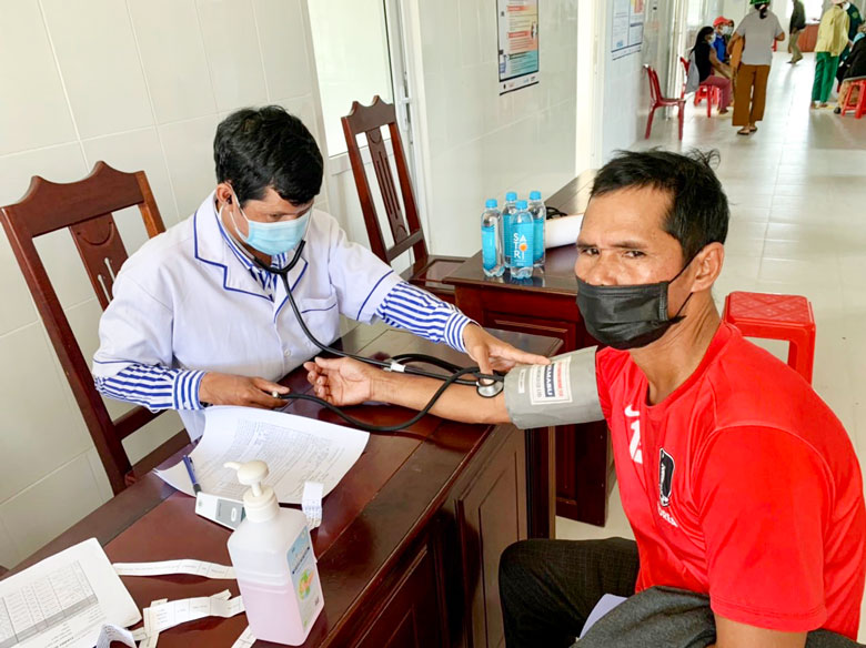 Kiểm tra theo dõi huyết áp cho bệnh nhân tại Đam Rông