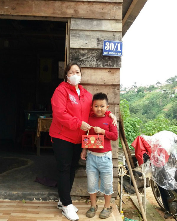 Bà Nguyễn Thị Ngọc cùng Nhóm thiện nguyện đi trao quà trung thu cho trẻ em có hoàn cảnh khó khăn