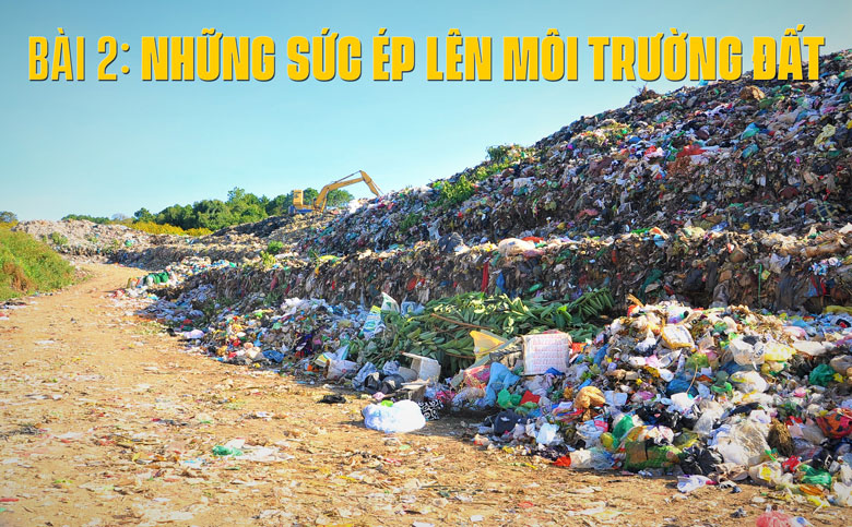 Rác sinh hoạt đổ thành đống cao chờ chôn lấp tại bãi rác P’ré, Phú Hội, Đức Trọng