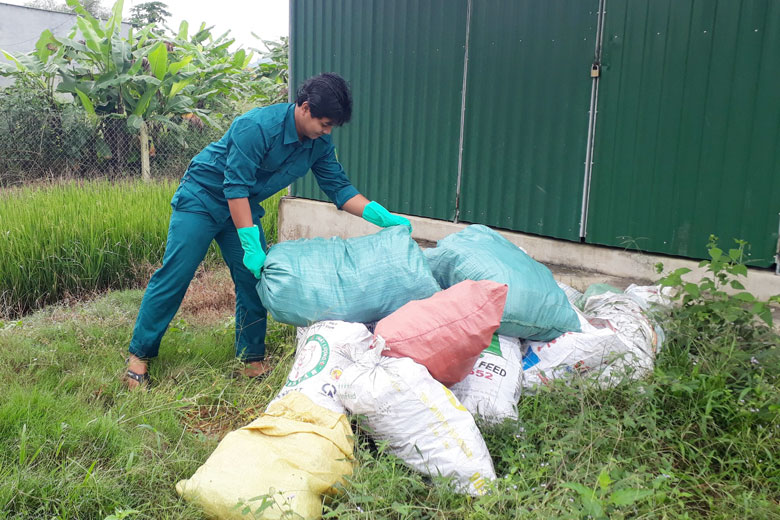 Thu gom bao bì hóa chất bảo vệ thực vật ngoài đồng về các kho chứa chờ đơn vị chức năng đưa đi xử lý tại huyện Đạ Tẻh