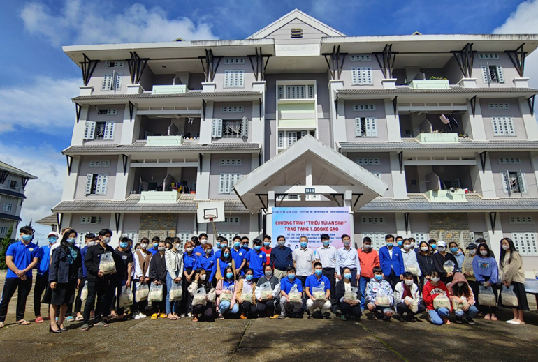 Trao 1000 kg gạo hỗ trợ sinh viên Lào và Việt Nam tại ký túc xá Đại học Đà Lạt