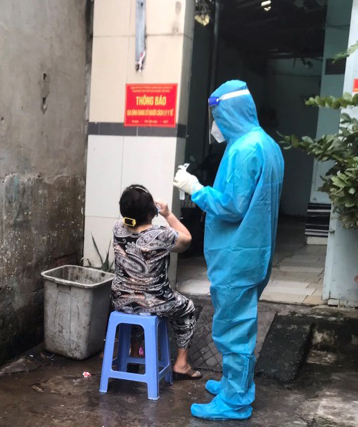 Tình nguyện viên Lâm Đồng tham gia hỗ trợ lấy mẫu xét nghiệm tại TP Hồ Chí Minh sáng 26/9 (Ảnh: Xuân Hậu)