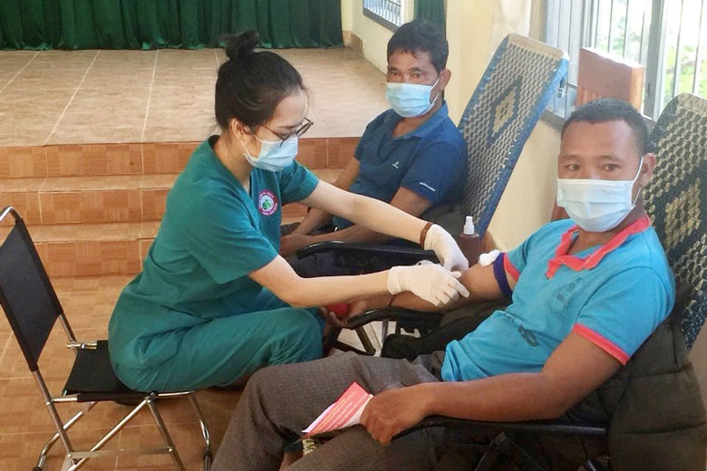 Lực lượng đoàn viên, thanh niên đồng bào DTTS tình nguyện hiến máu tại xã Đa Nhim (Lạc Dương)