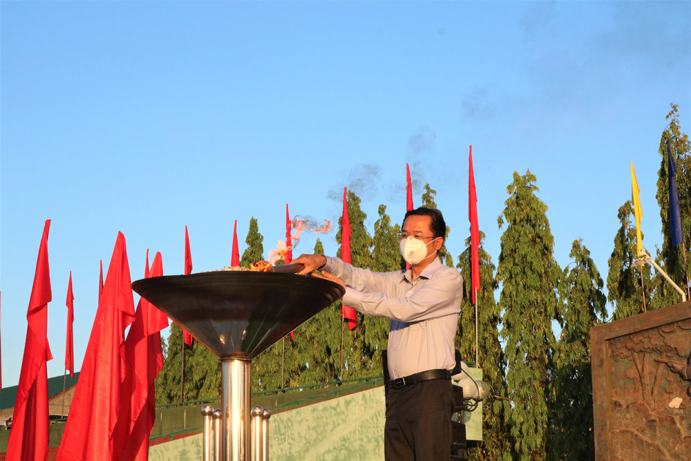 Đồng chí Tôn Thiện Đồng – Phó Chủ tịch HĐND tỉnh Lâm Đồng thực hiện nghi thức đốt đuốc trước giờ thanh niên lên đường 