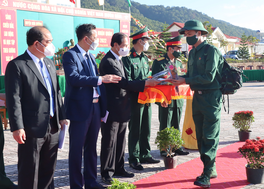 Đồng chí Nguyễn Trọng Ánh Đông - Ủy viên Ban Thường vụ, Trưởng Ban Tổ chức Tỉnh ủy cùng lãnh đạo các sở, ngành, huyện Đơn Dương tặng hoa, động viên cho các tân binh trước lúc lên đường