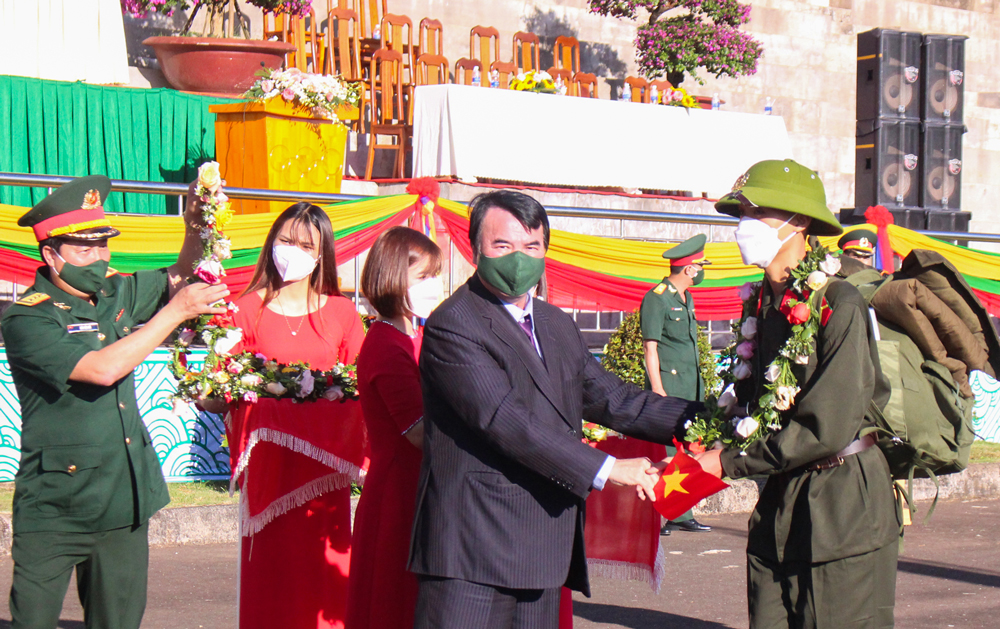 Đồng chí Phạm S - Phó Chủ tịch UBND tỉnh Lâm Đồng tặng hoa cho tân binh