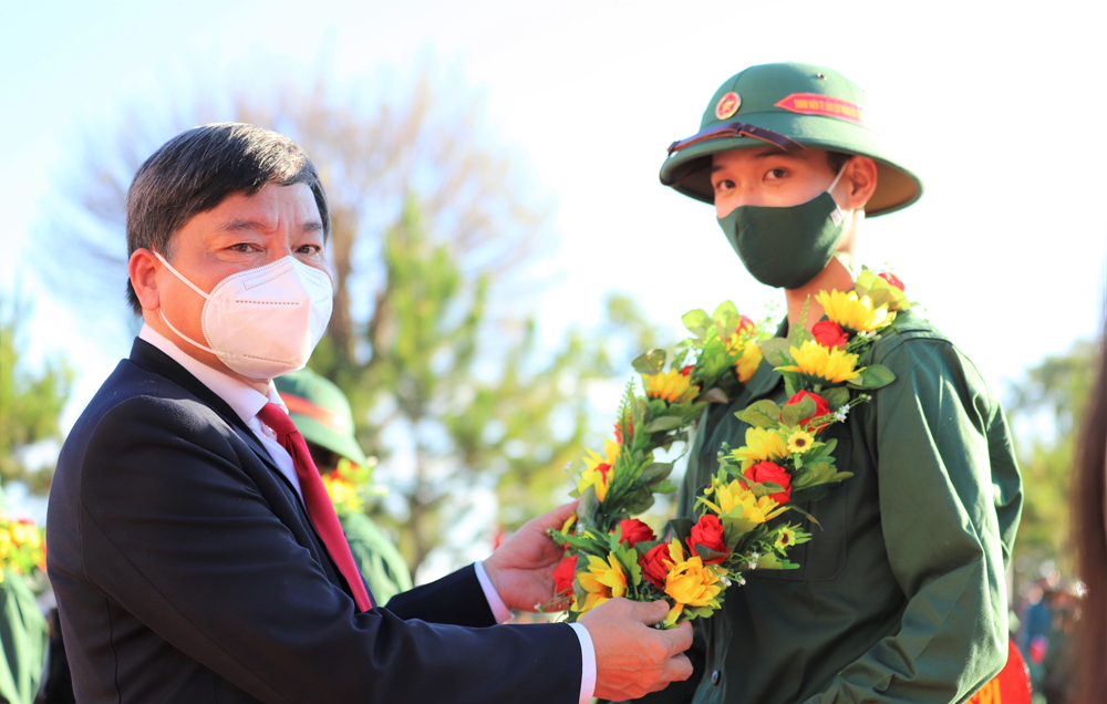 Đồng chí Nguyễn Văn Triệu – Bí thư Thành ủy Bảo Lộc trao hoa và quà động viện các tân binh