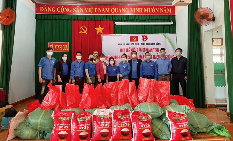 Chi đoàn Văn phòng UBND tỉnh hưởng ứng hoạt động của Đoàn khối Các cơ quan tỉnh hỗ trợ gạo cho người dân bị cách ly trong cao điểm dịch bệnh