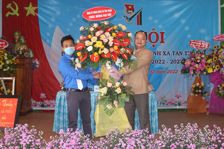 Đại diện Đảng ủy, HĐND, UBND, Ủy ban MTTQ Việt Nam xã Tân Thanh tặng hoa chúc mừng đại hội