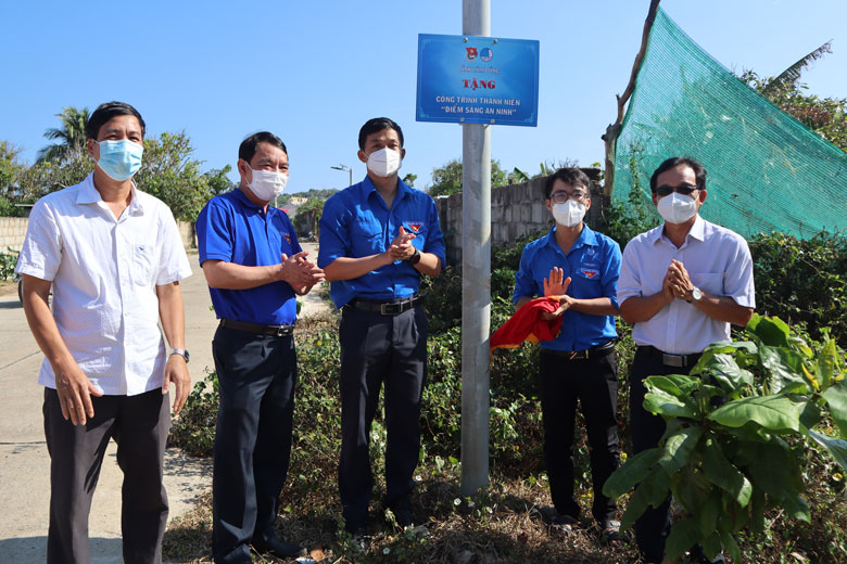 Bàn giao công trình thanh niên “Điểm sáng an ninh” cho Huyện Đoàn Phú Qúy