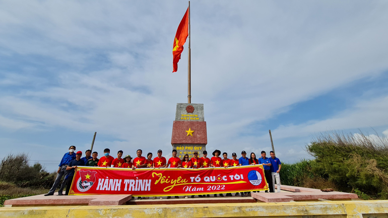 Thăm cột cờ chủ quyền Tổ quốc trên đảo Phú Quý  