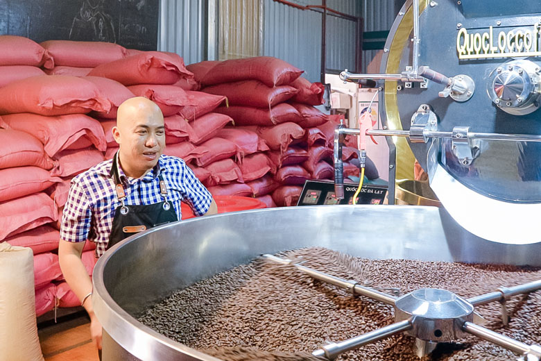 Nguyễn Xuân Dương kiểm tra mẻ cà phê đang rang
