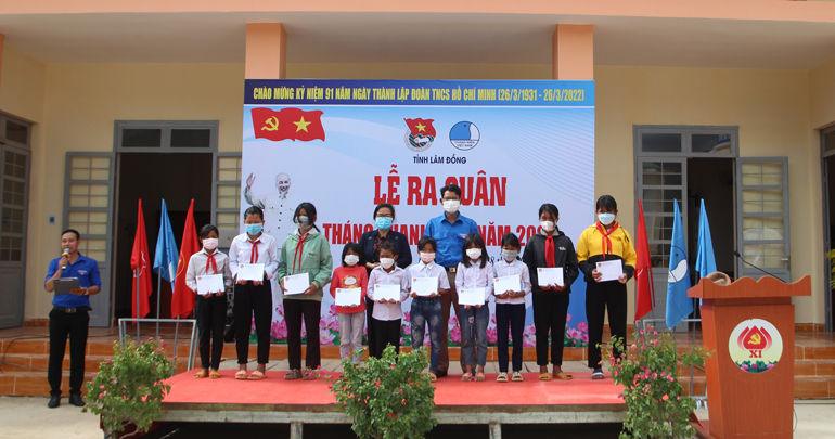Tỉnh Đoàn Lâm Đồng trao 20 suất học bỗng cho các em học sinh có hoàn cảnh khó khăn