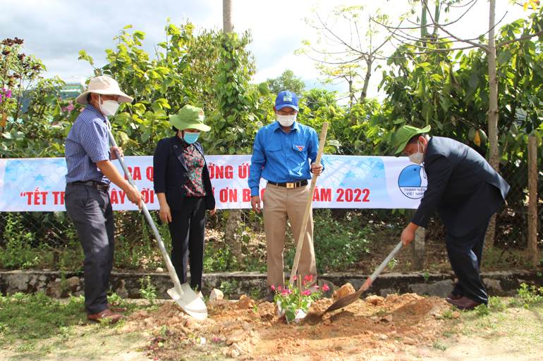 Tỉnh đoàn Lâm Đồng tổ chức trồng hơn 200 cây hoa giấy tại xã Đạ Tông