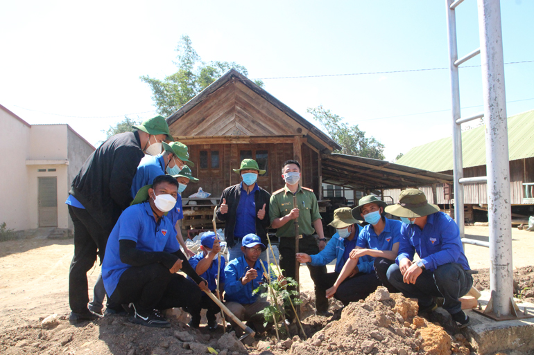 Đoàn viên thanh niên Tỉnh Lâm Đồng trồng cây xanh tại xã Yang Tao (huyện Lắk)