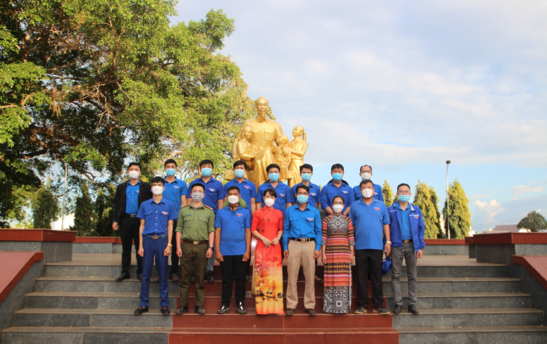 Đoàn viên tỉnh Lâm Đồng và tỉnh Đắk Lắk chụp ảnh lưu niệm bên Tượng đài Bác Hồ với thiếu nhi