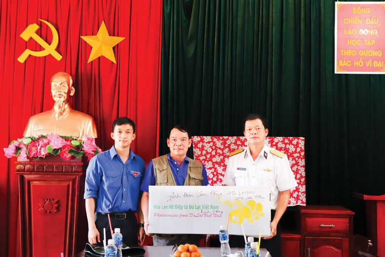 Tuổi trẻ Lâm Đồng tặng nông sản và hoa lan cho Trạm Hải quân 575.