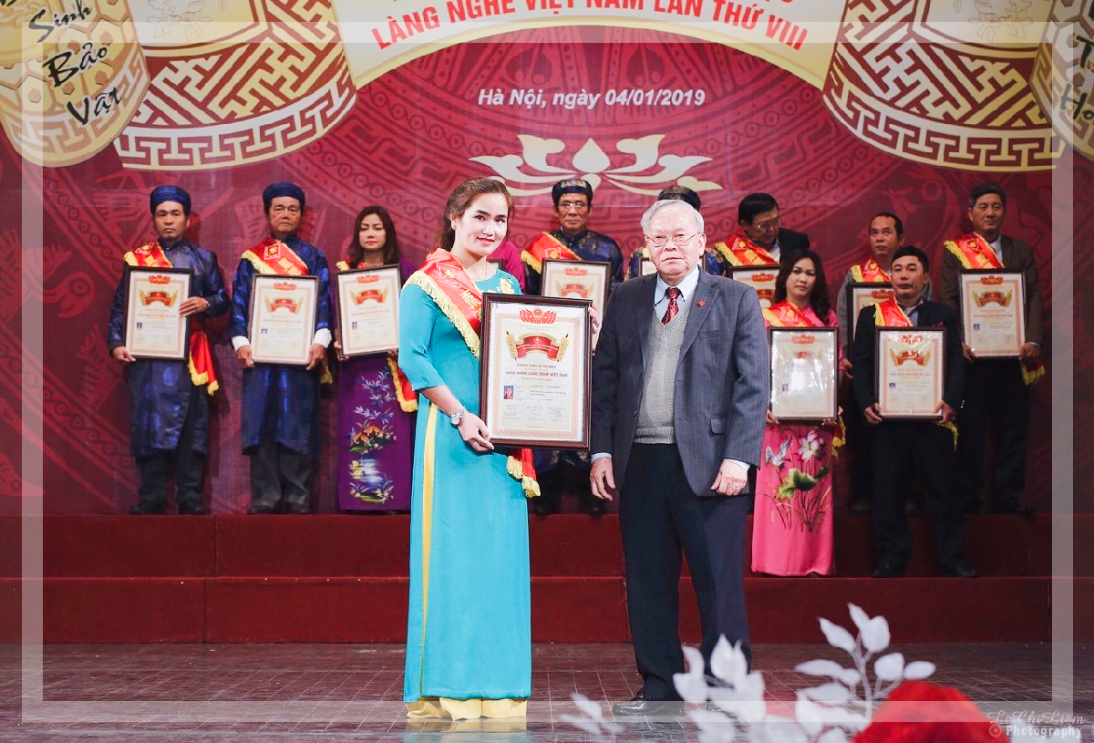 Chị Thảo cùng các nghệ nhân Hữu Hạnh trong Lễ phong tặng Nghệ nhân Làng Nghề Việt Nam