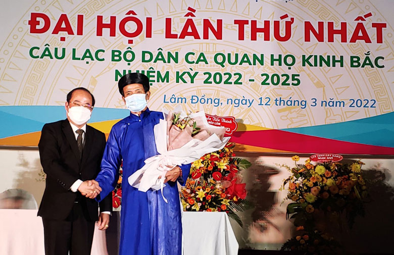Ông Trần Thanh Hoài - Phó Giám đốc Sở Văn hóa Thể thao Du lịch tặng hoa chúc mừng Đại hội.