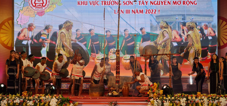 Những nghệ nhân người K’Ho đến từ buôn làng Bồ Liêng, thị trấn Đinh Văn, huyện Lâm Hà đang say sưa tái hiện lễ hội Nhô R’hê - mừng lúa mới