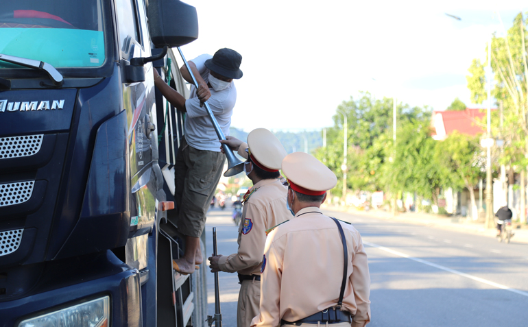Lực lượng cảnh sát giao thông thu giữ còi hơi lắp đặt sai quy định