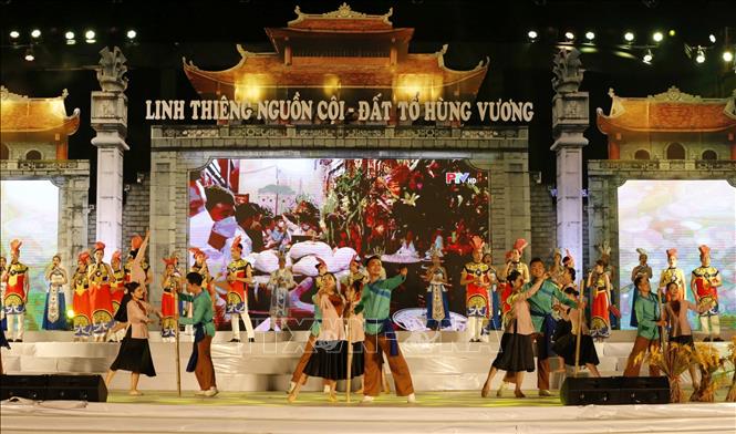 Các nghệ sỹ trình diễn những tiết mục đặc sắc, ca ngợi công đức của Vua Hùng - người có công lập ra Nhà nước Văn Lang đầu tiên