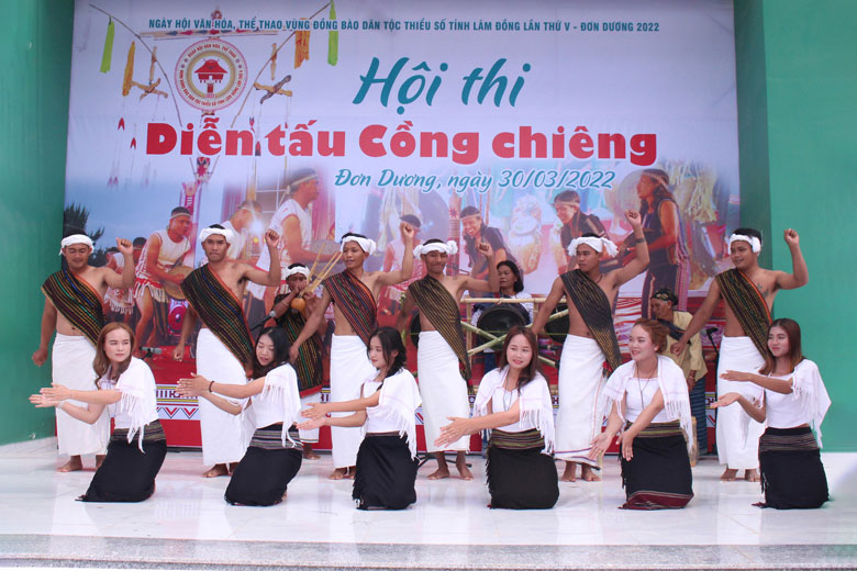Các nghệ nhân Chu Ru trình diễn dân nhạc và dân vũ của dân tộc mình trong Ngày hội Văn hóa - Thể thao vùng đồng bào dân tộc thiểu số tỉnh Lâm Đồng lần thứ V - năm 2022 vừa diễn ra tại huyện Đơn Dương
