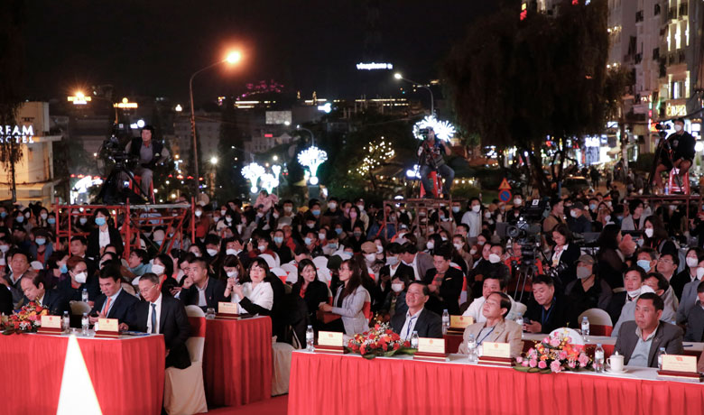 Hàng ngàn người dân và du khách tham dự Lễ Khai mạc Tuần lễ Vàng Du lịch Lâm Đồng năm 2022